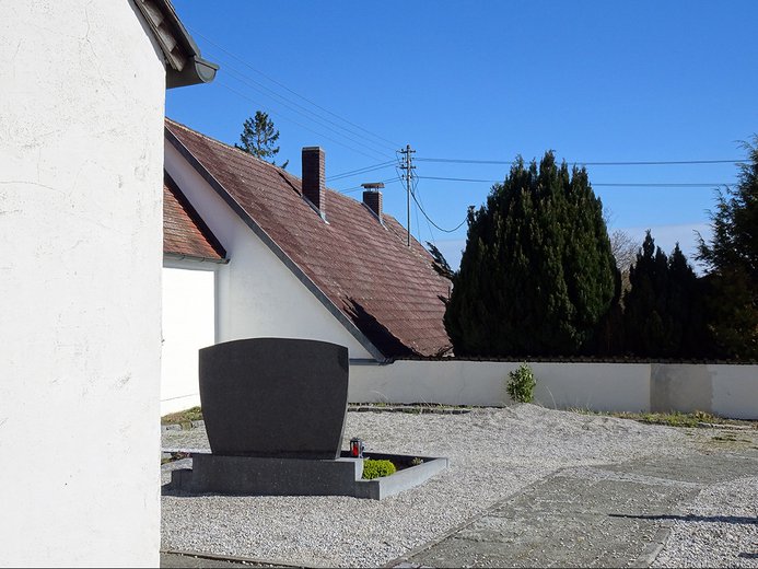 Blick vom Friedhof auf bestehenden Einfirsthof